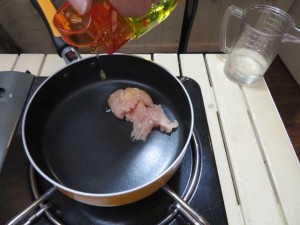 鶏ササミをオリーブオイルで炒めます